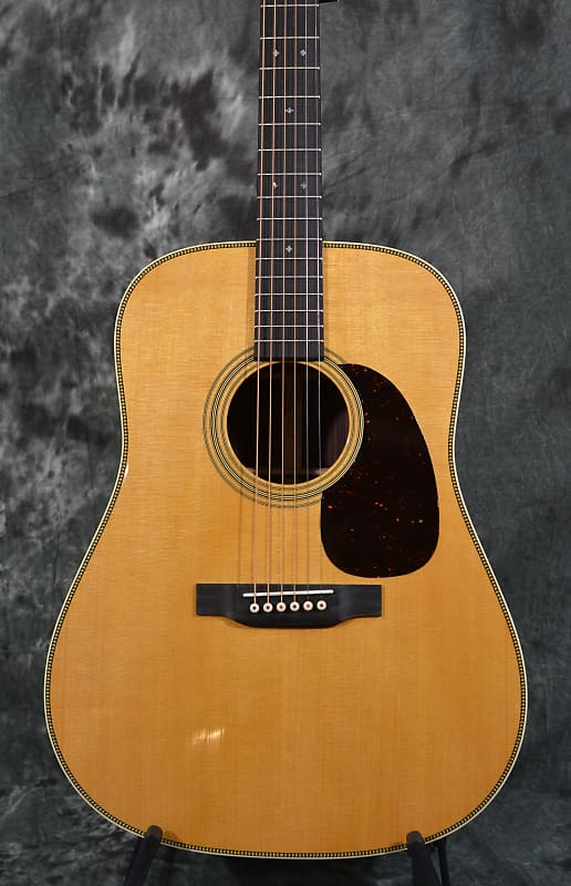 Martin HD-28 Standard Series Dreadnought w/ Hardshell Case