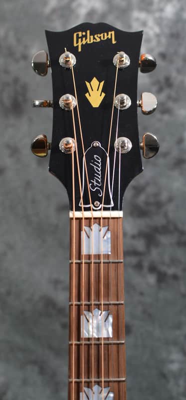Gibson SJ-200 Studio Walnut Natural Jumbo